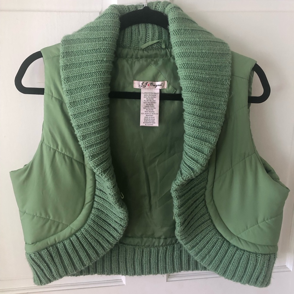 Green retro vibe puffy vest with pop-able collar hook and eye closures